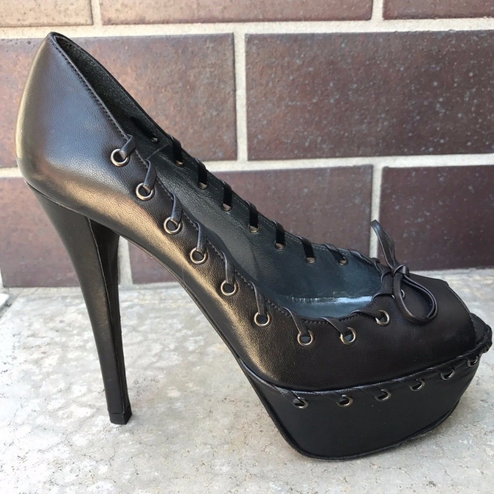 STUART WEITZMAN “ Whippet” black leather pumps.